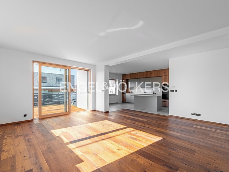 Pronájem rodinného domu 195 m², pozemek 605 m² - foto 1