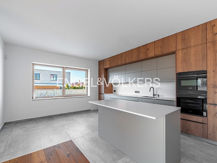 Pronájem rodinného domu 195 m², pozemek 605 m² - foto 2