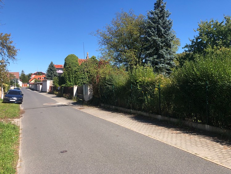 Prodej stavebního pozemku 685 m² - foto 1