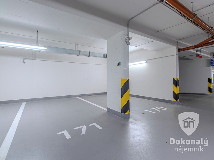Pronájem garážového stání 15 m² - foto 1