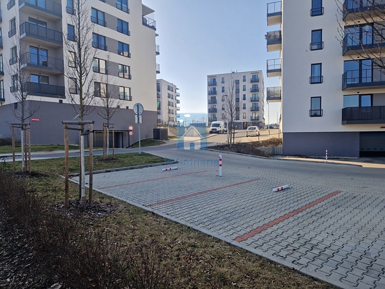 Pronájem garážového stání 12 m² - foto 1