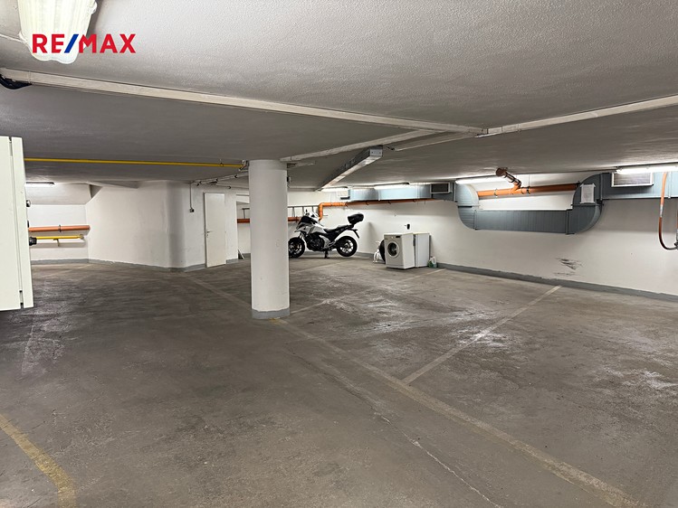 Pronájem garážového stání 15 m² - foto 1