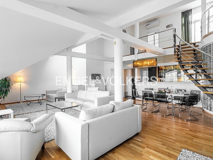 Pronájem bytu 6 pokojů a více 250 m² (Mezonet) - foto 2