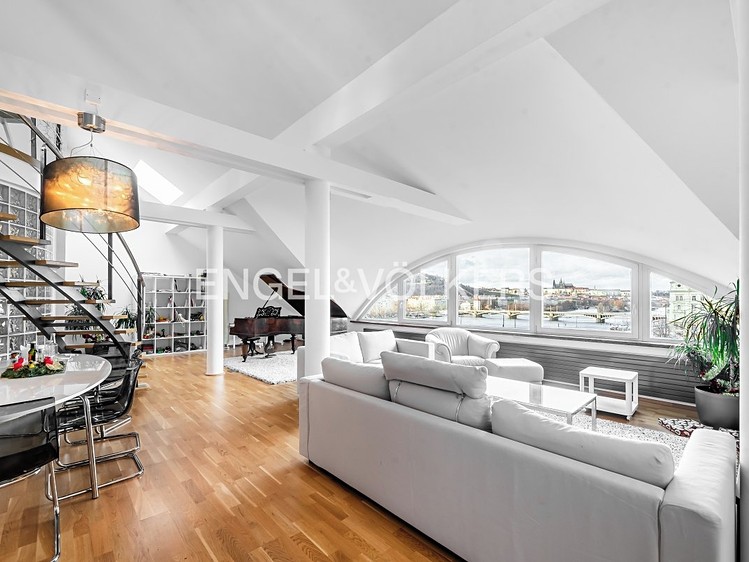 Pronájem bytu 6 pokojů a více 250 m² (Mezonet) - foto 1