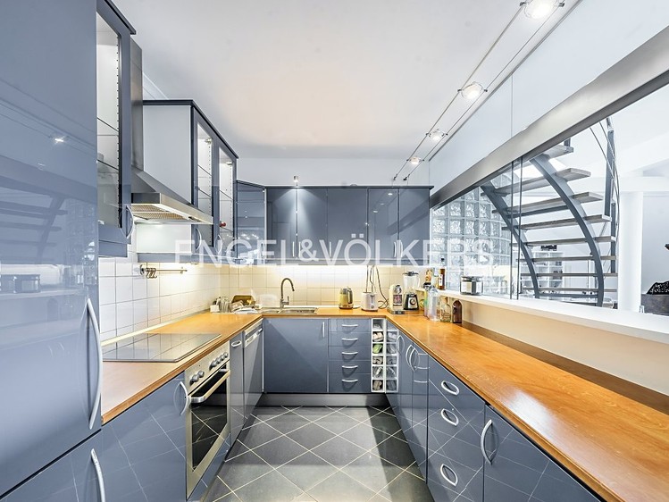 Pronájem bytu 6 pokojů a více 250 m² (Mezonet) - foto 4