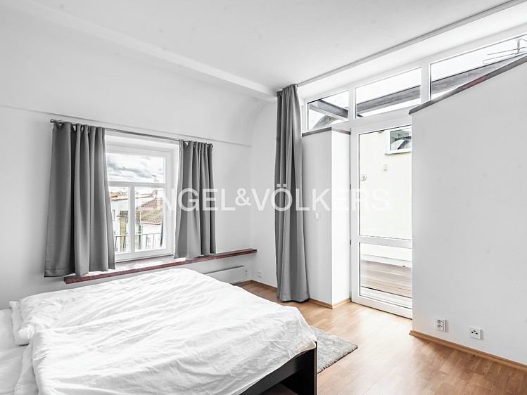 Pronájem bytu 6 pokojů a více 250 m² (Mezonet) - foto 7