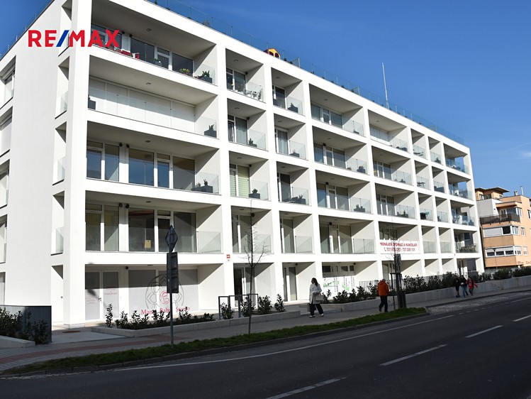 Pronájem bytu 1+kk 33 m² - foto 1