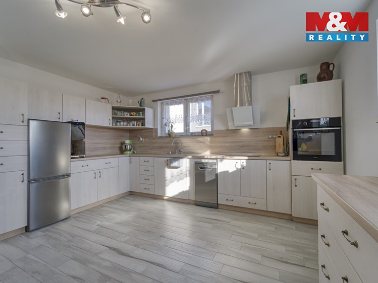 Prodej rodinného domu 188 m², pozemek 906 m² - foto 2