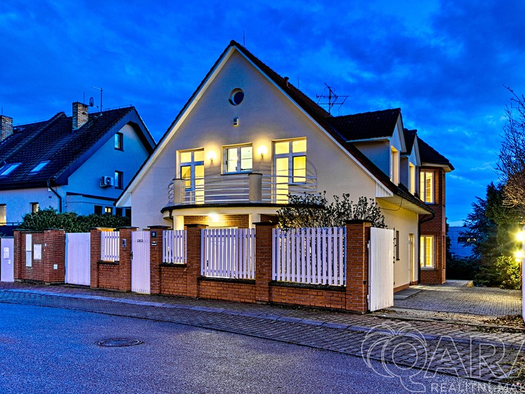 Prodej rodinného domu 509 m², pozemek 946 m² - foto 1