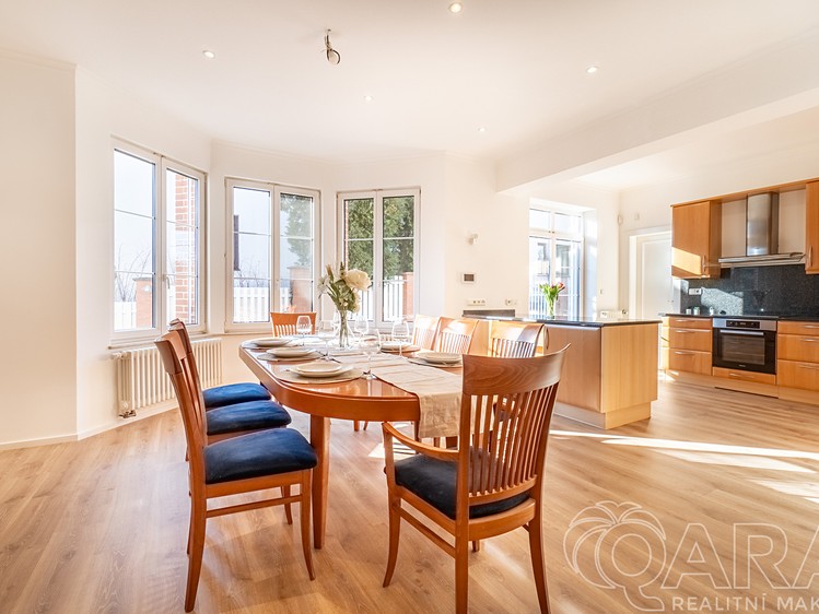 Prodej rodinného domu 509 m², pozemek 946 m² - foto 5