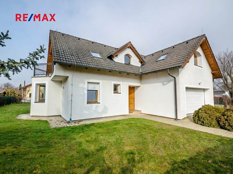 Prodej rodinného domu 206 m², pozemek 722 m² - foto 1