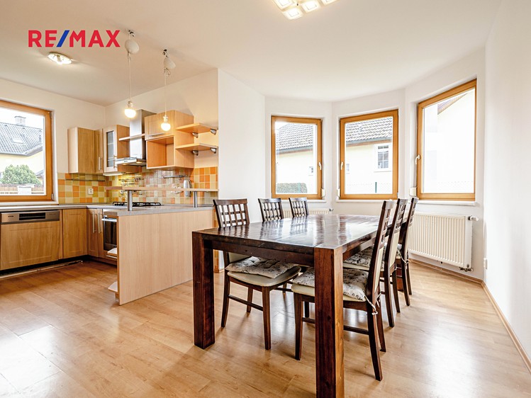 Prodej rodinného domu 206 m², pozemek 722 m² - foto 3