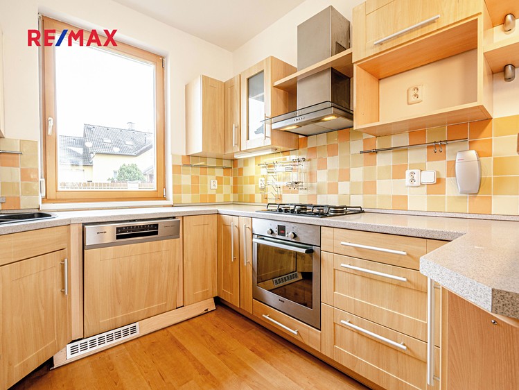 Prodej rodinného domu 206 m², pozemek 722 m² - foto 4