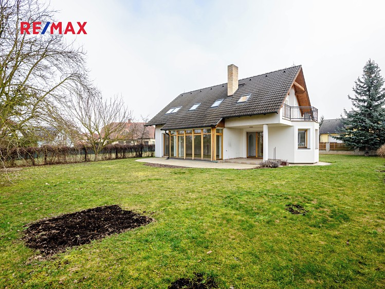Prodej rodinného domu 206 m², pozemek 722 m² - foto 2