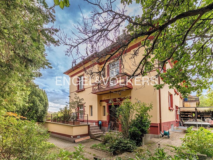 Prodej rodinného domu 255 m², pozemek 740 m² - foto 1
