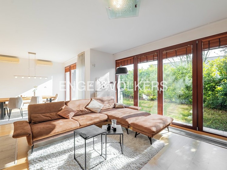 Pronájem rodinného domu 259 m², pozemek 383 m² - foto 1