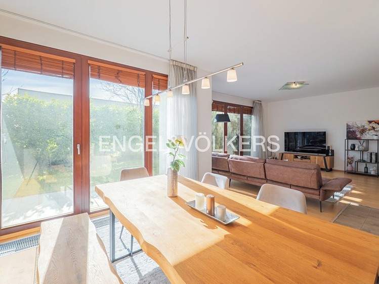 Pronájem rodinného domu 259 m², pozemek 383 m² - foto 2