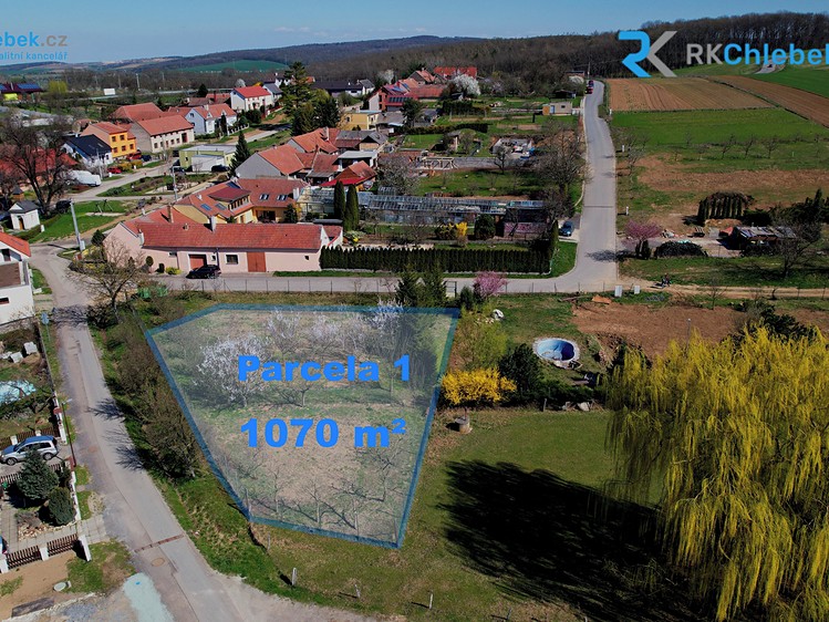 Prodej stavebního pozemku 1 070 m² - foto 2
