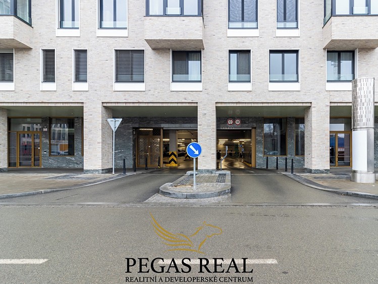 Pronájem garážového stání 13 m² - foto 4