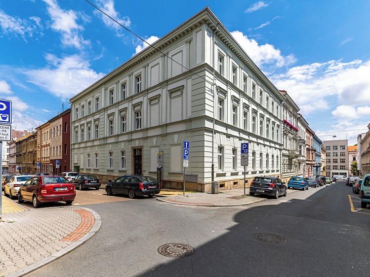 Pronájem garážového stání 15 m² - foto 1