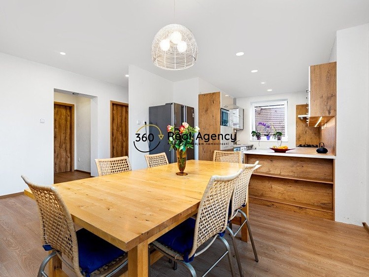 Prodej vícegeneračního domu 299 m², pozemek 1 977 m² - foto 1
