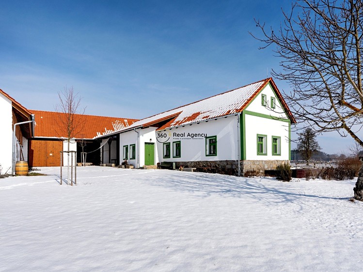 Prodej rodinného domu 252 m², pozemek 2 233 m² - foto 2