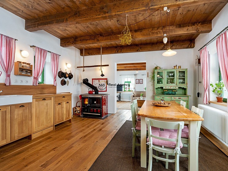 Prodej rodinného domu 252 m², pozemek 2 233 m² - foto 1