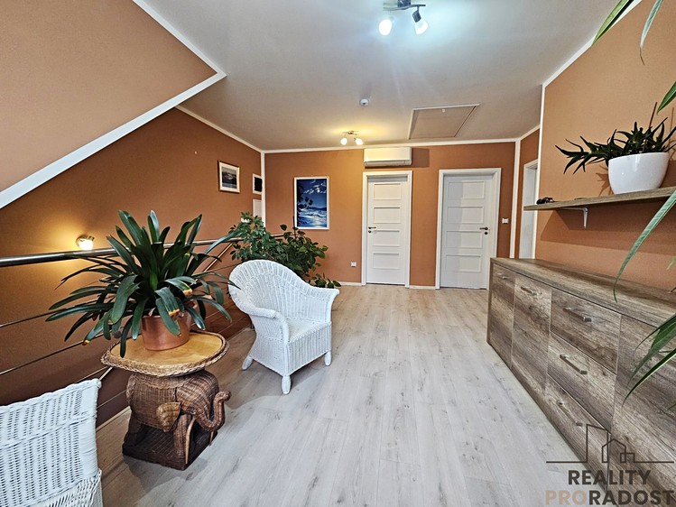 Prodej rodinného domu 208 m², pozemek 433 m² - foto 4