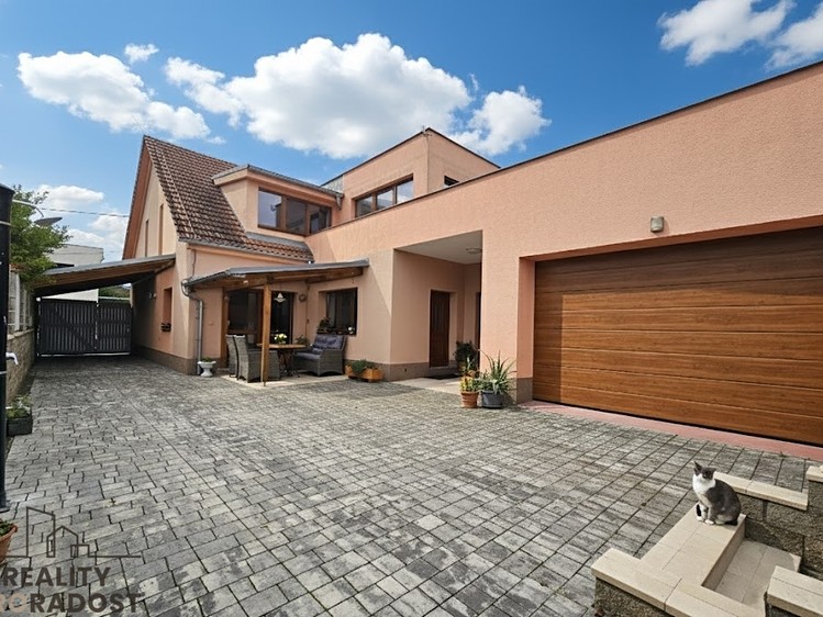 Prodej rodinného domu 208 m², pozemek 433 m² - foto 1