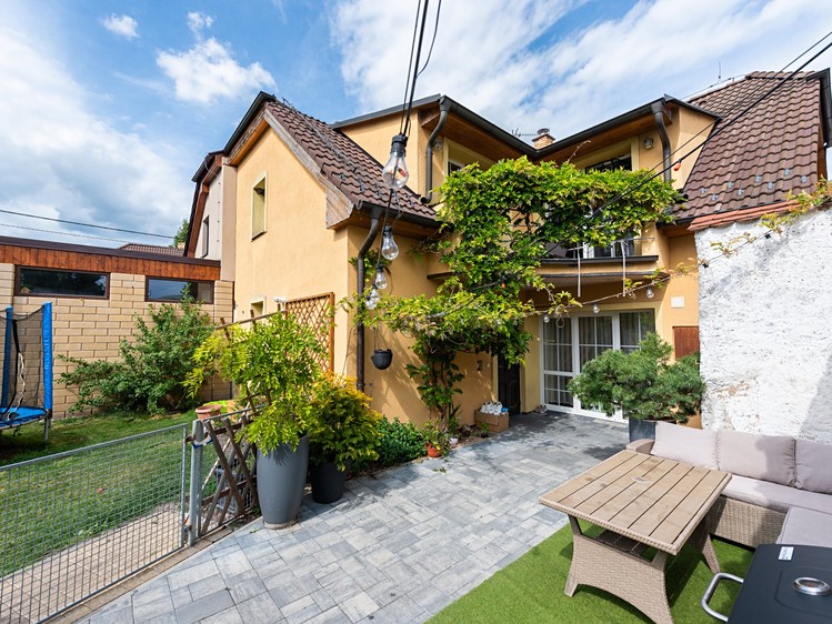 Prodej rodinného domu 220 m², pozemek 282 m² - foto 4