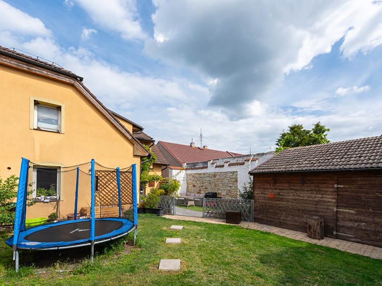 Prodej rodinného domu 220 m², pozemek 282 m² - foto 2