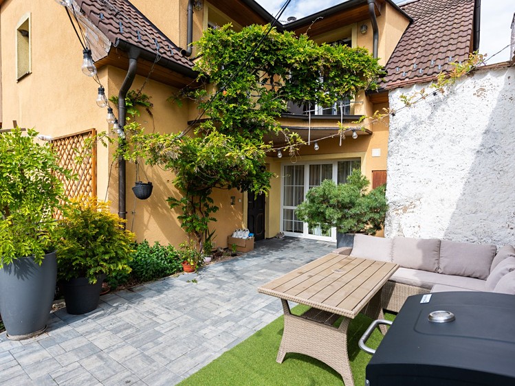 Prodej rodinného domu 220 m², pozemek 282 m² - foto 1
