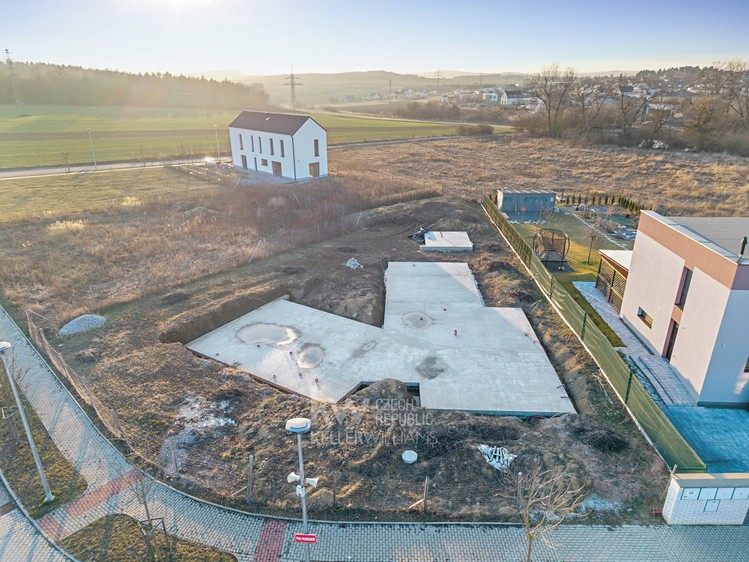Prodej stavebního pozemku 1 067 m² - foto 1