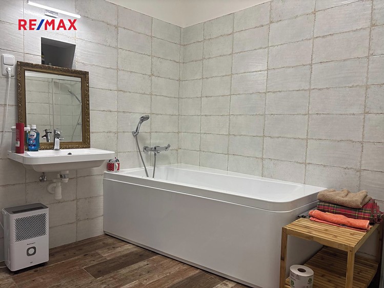 Prodej rodinného domu 250 m², pozemek 5 370 m² - foto 8