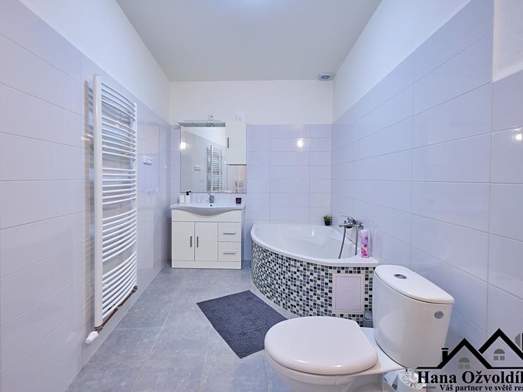Prodej  rodinného domu 197 m², pozemek 1 090 m² - foto 4