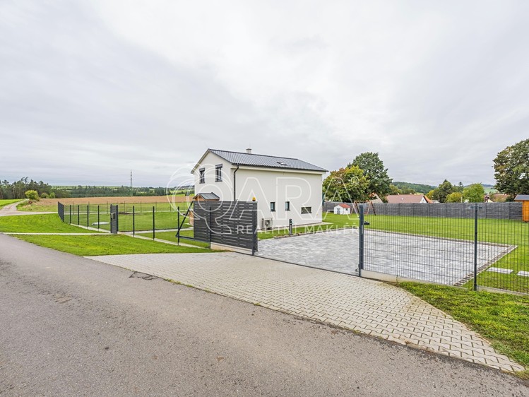 Prodej rodinného domu 137 m², pozemek 1 851 m² - foto 2