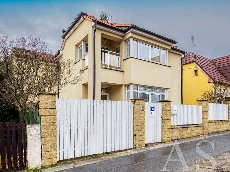 Prodej rodinného domu 291 m², pozemek 476 m² - foto 1