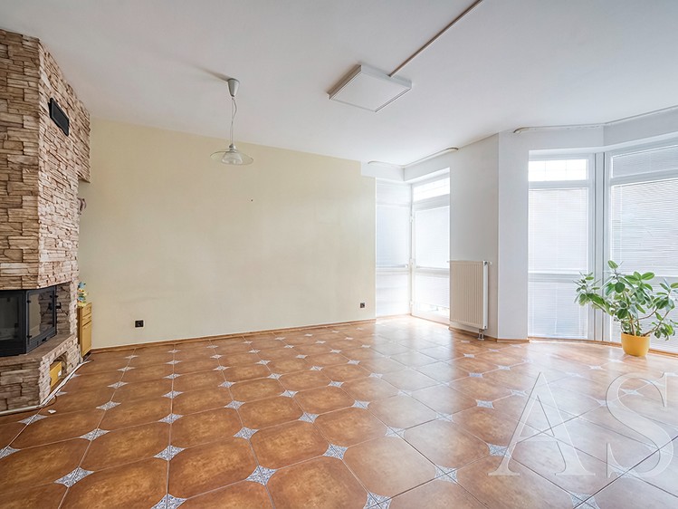 Prodej rodinného domu 291 m², pozemek 476 m² - foto 2
