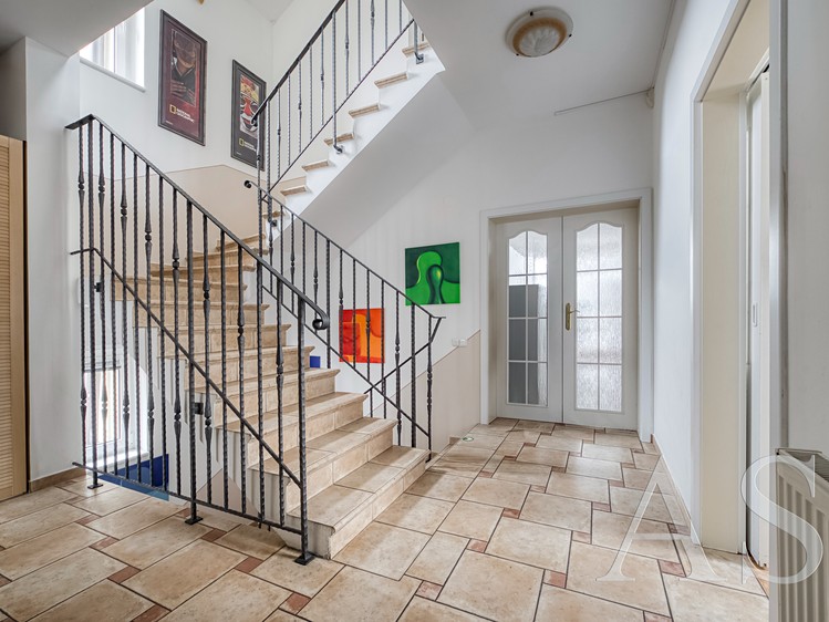 Prodej rodinného domu 291 m², pozemek 476 m² - foto 7