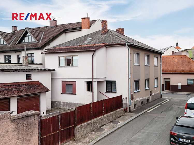 Prodej rodinného domu 284 m², pozemek 483 m² - foto 1