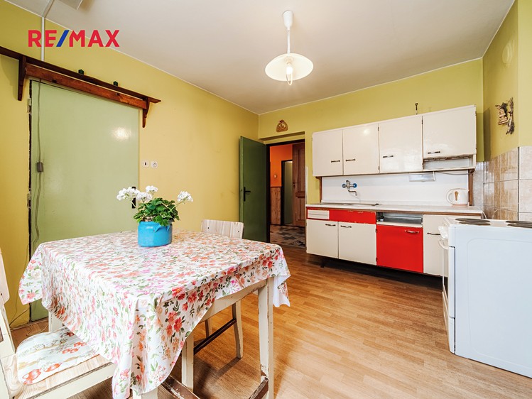 Prodej rodinného domu 284 m², pozemek 483 m² - foto 6