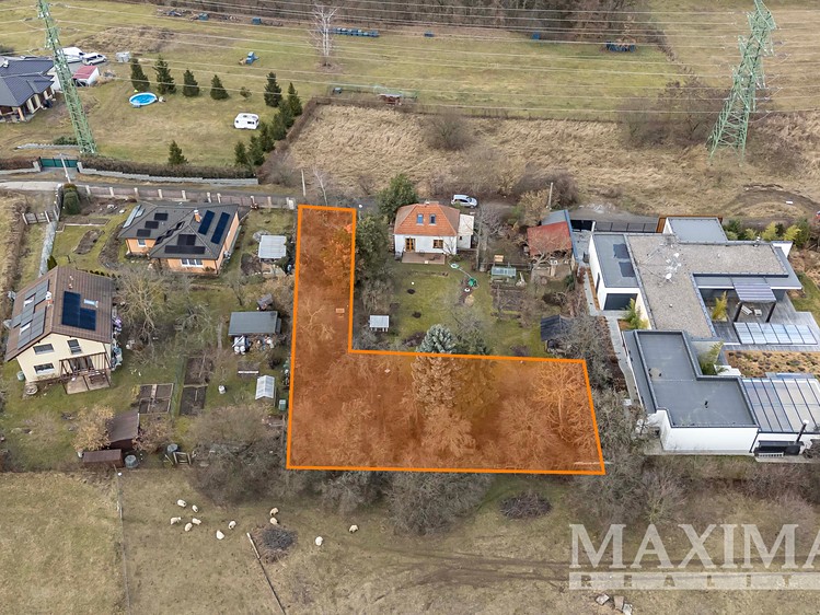 Prodej stavebního pozemku 890 m² - foto 1