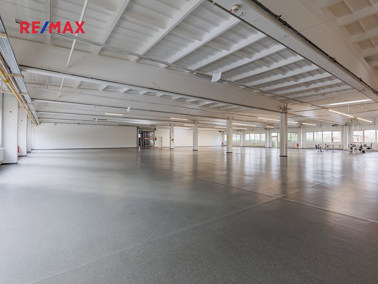 Pronájem výrobní haly, prostoru 1 300 m² - foto 2
