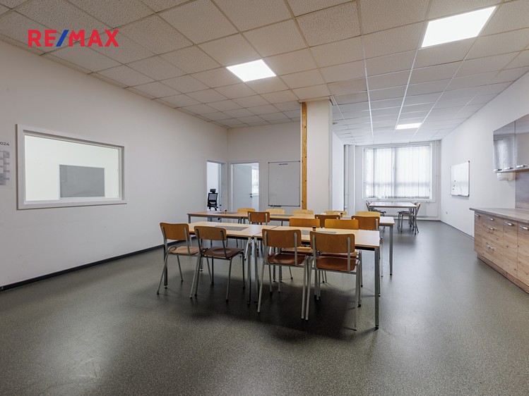Pronájem výrobní haly, prostoru 1 300 m² - foto 8