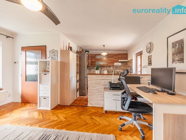 Prodej rodinného domu 196 m², pozemek 2 259 m² - foto 7