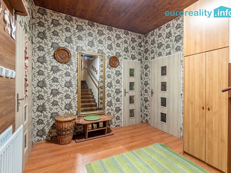 Prodej rodinného domu 239 m², pozemek 1 610 m² - foto 2