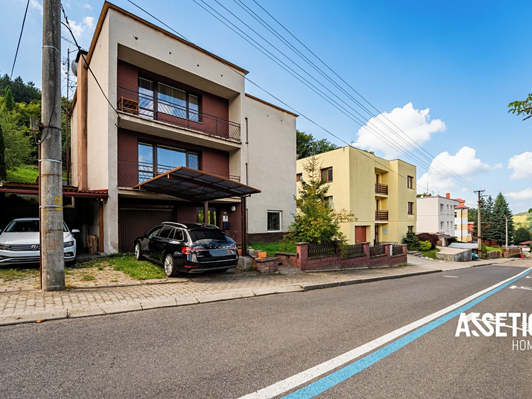 Prodej rodinného domu 244 m², pozemek 792 m² - foto 2