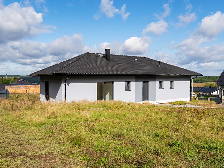 Prodej rodinného domu 122 m², pozemek 979 m² - foto 1