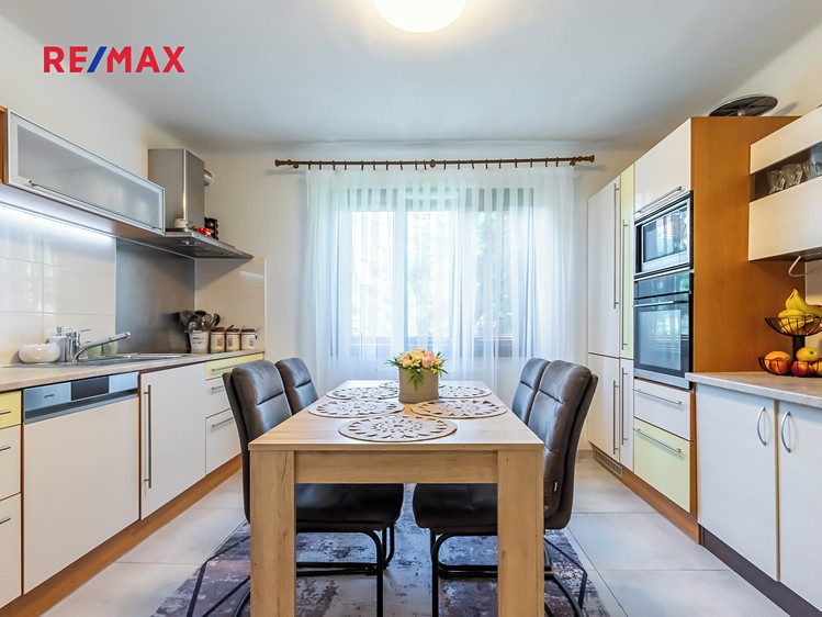 Prodej rodinného domu 181 m², pozemek 900 m² - foto 6