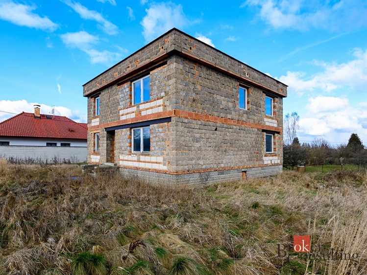 Prodej rodinného domu 300 m², pozemek 600 m² - foto 1